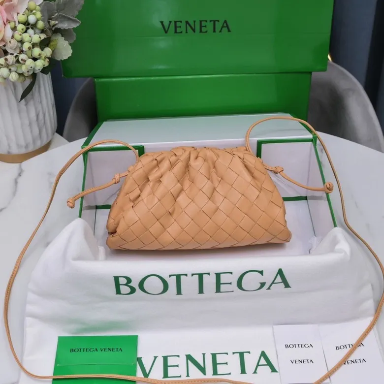 Batch 1260 Small Cloud Large Plaid Weaving The pouch Cloud bag is the first series designed by former Celine designer Daniel Lee after joining BV. The upper body is extremely ecstatic ~ fashionable and classy ~ elegant and concise, lazy and intellectual size: 23*13*8 [Little Cloud Rough Weave#]